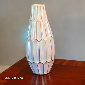 VERY ELEGANT FLOWER VASE.